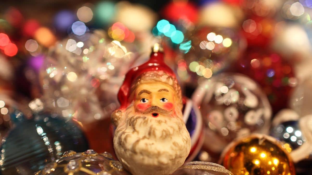 Santa Claus Ornaments – Perfect for Creating a Joyful Christmas Tree – 4 Links